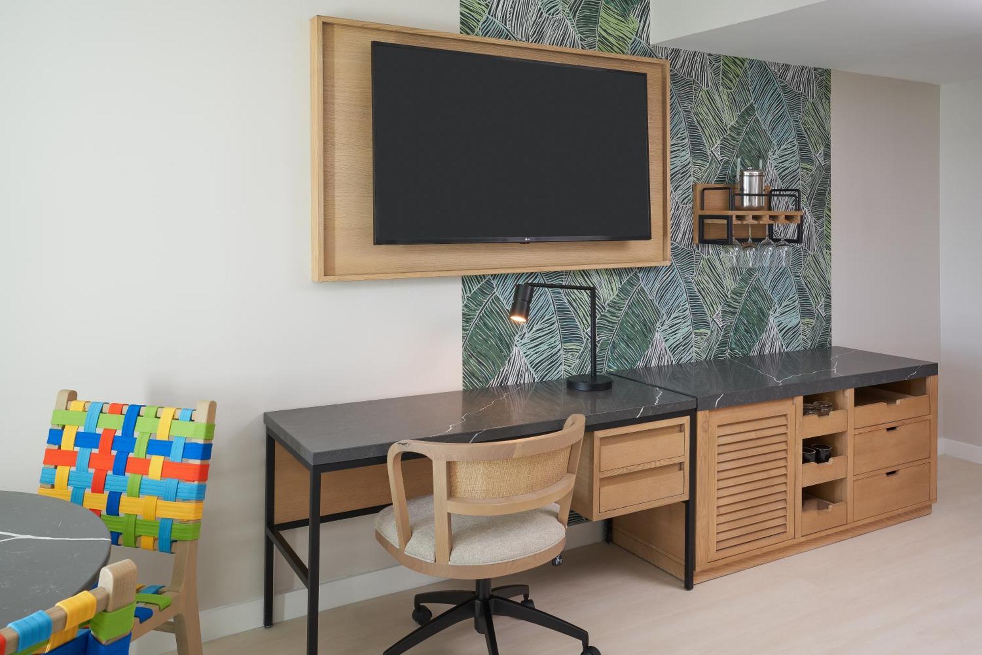 Habitación con cama extragrande, vistas interiores, jardín